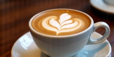 Café de especialidad con arte latte servido en La Ola Dulce