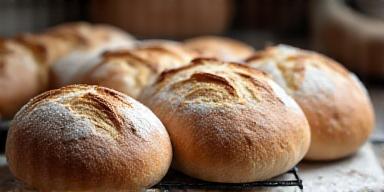 Hogazas de pan de masa madre artesanal recién horneadas en La Ola Dulce